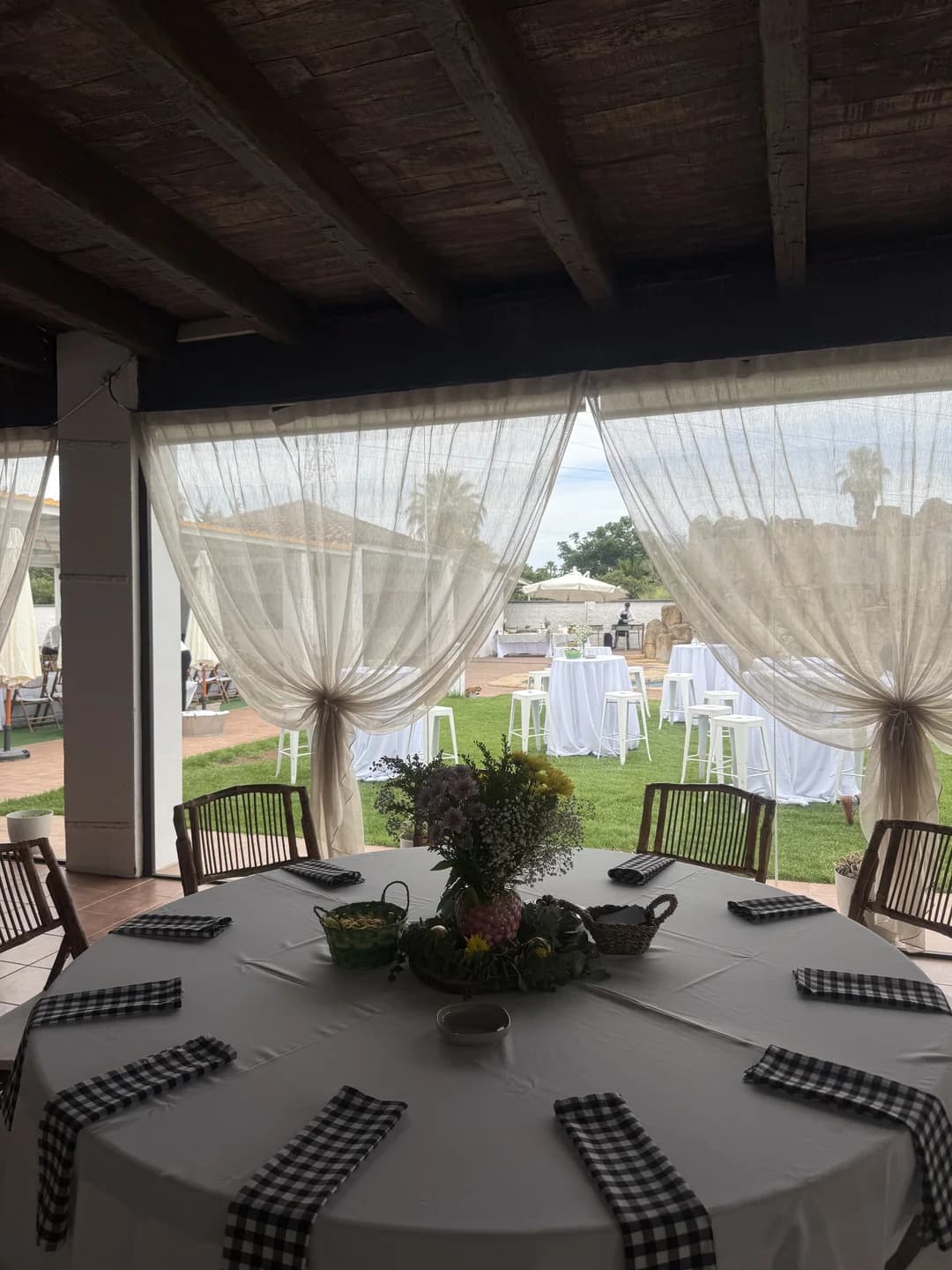 Mesa preparada para una celebración
